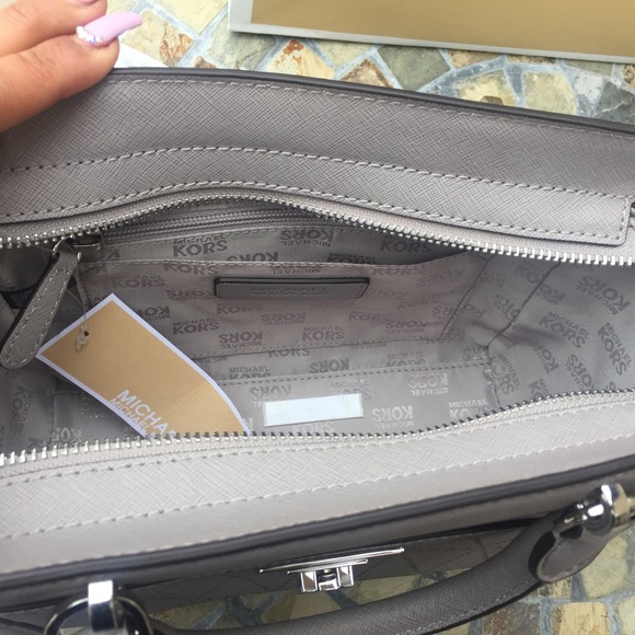 ❌🚫SOLD🚫❌ Michael Kors Tina Small Grey messenger - Picture 3 of 5